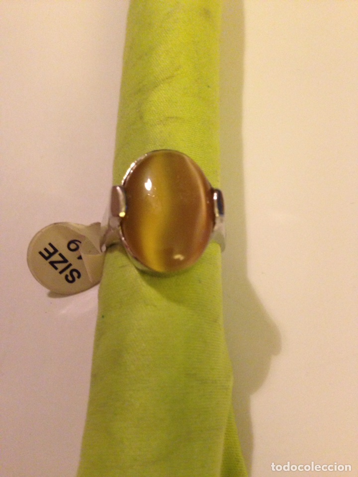 Joyeria: Anillo en Acero y Piedra Decorativa de color Ambar