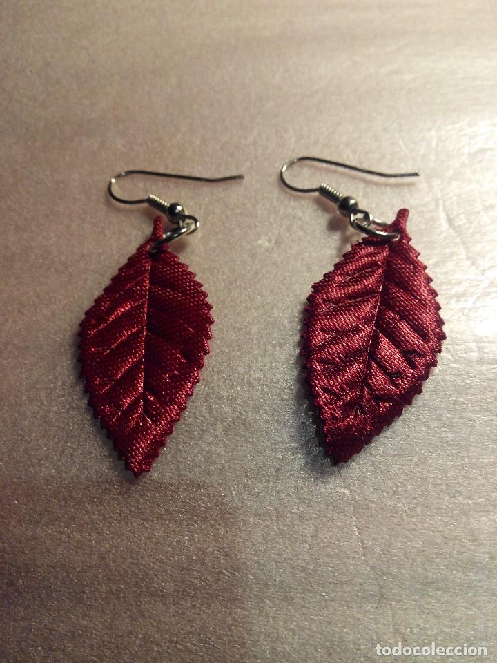 Joaillerie: PENDIENTES FORMA HOJA EN TELA ROJA
