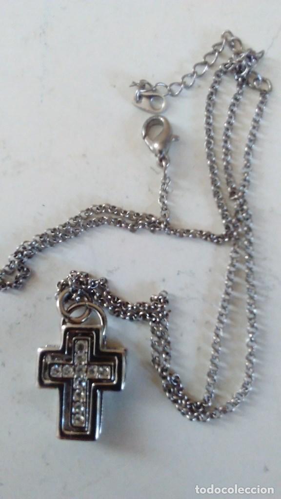 Joaillerie: Cadena con cruz doble con otra interior adornada con piedras tipo circonita, basculate