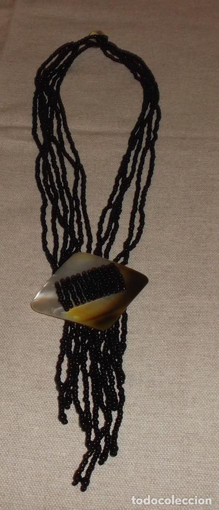 Schmuck: collar de abalorios en negro y colgante de nacar