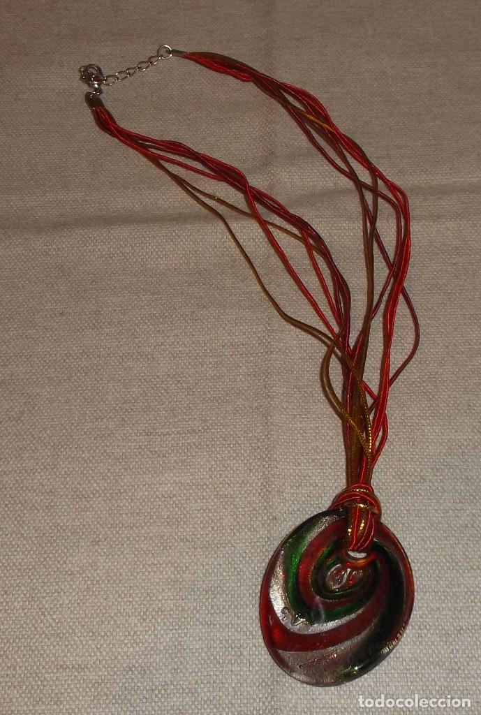 Schmuck: colgante cristal de murano con cordoncitos de colores y cierre plateado