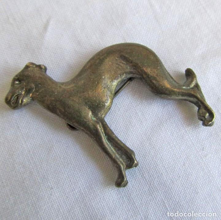 Joyeria: Antiguo broche de alfiler de bronce perro galgo - Foto 1