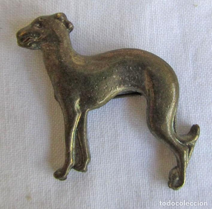 Joyeria: Antiguo broche de alfiler de bronce perro galgo - Foto 2