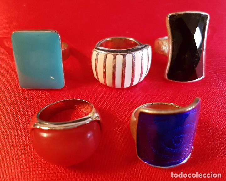 Joalharia: CINCO ANILLOS METAL, ESMALTES Y OTROS MATERIALES