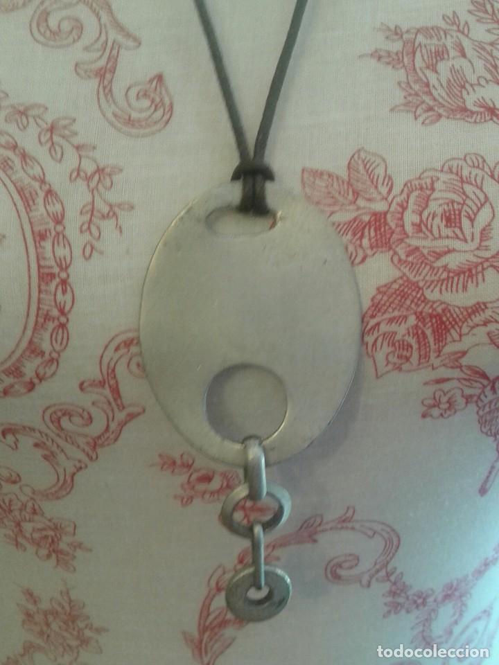 Joyeria: Collar pieza de metal ovalada y cord&oacute;n de cuero - Foto 1
