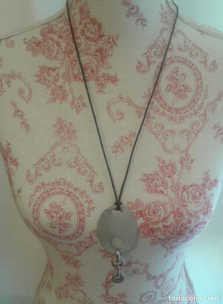 Joyeria: Collar pieza de metal ovalada y cord&oacute;n de cuero - Foto 2