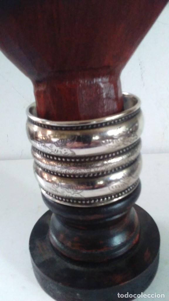 Joyeria: Pulsera brazalete de metal plateado - Foto 1