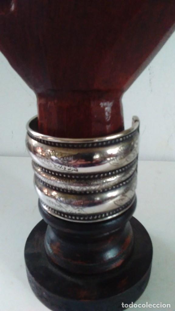 Joyeria: Pulsera brazalete de metal plateado - Foto 2