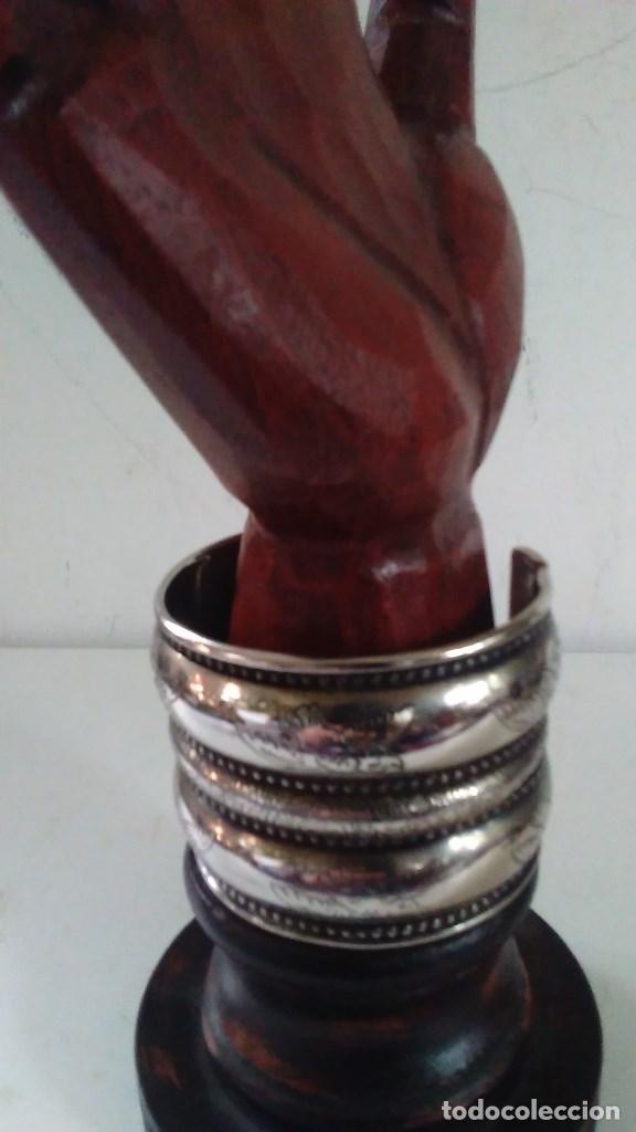 Joyeria: Pulsera brazalete de metal plateado - Foto 4