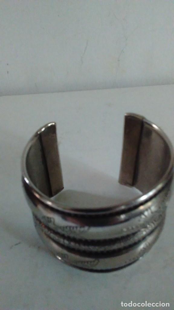 Joyeria: Pulsera brazalete de metal plateado - Foto 6