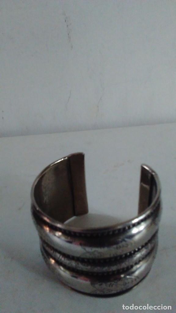 Joyeria: Pulsera brazalete de metal plateado - Foto 7