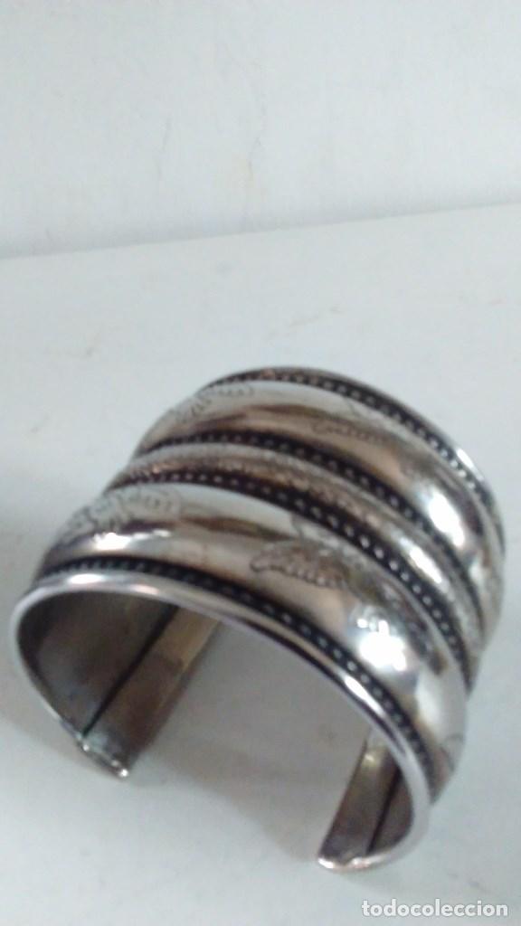 Joyeria: Pulsera brazalete de metal plateado - Foto 9