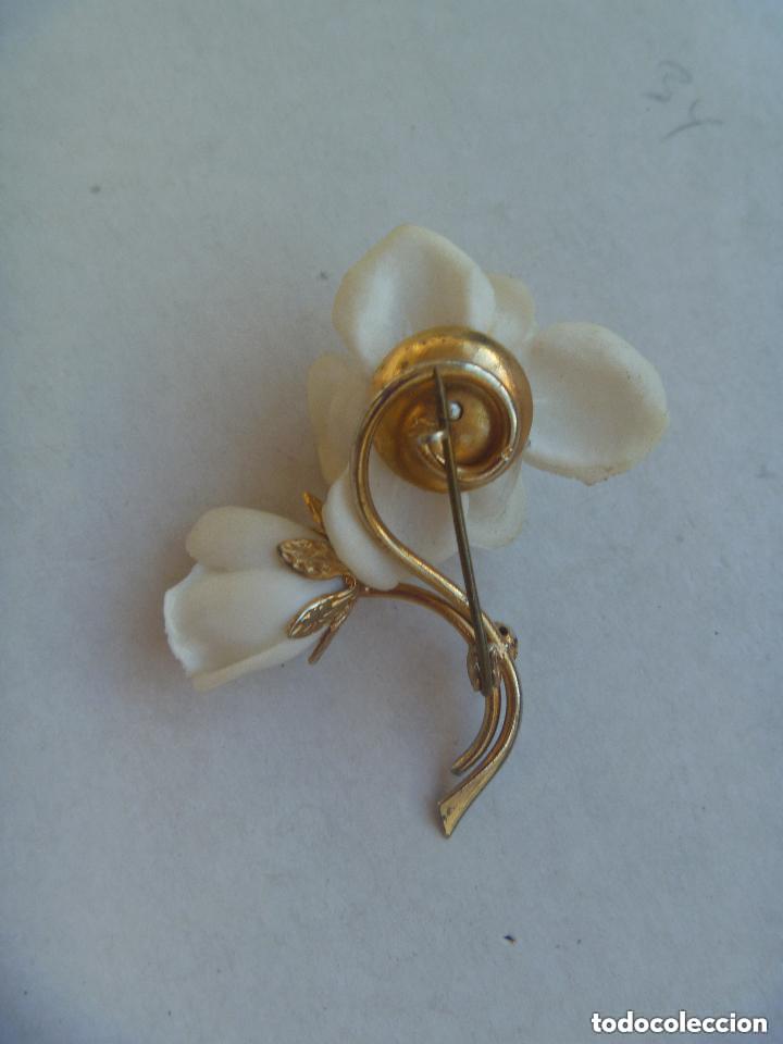 Joyeria: BONITO BROCHE CON DOS ROSAS BLANCAS. - Foto 2