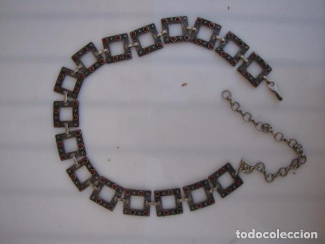 Schmuck: Cinturon metal y piedras rojas. A&ntilde;os 70.