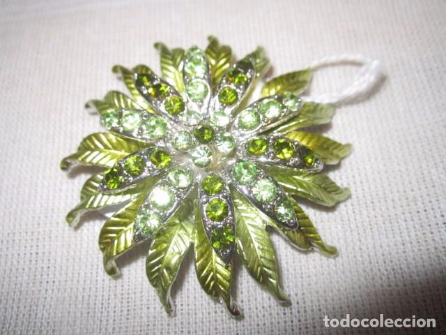Gioielleria: Precioso broche vintage, de metal plateado y cristales. 5,5 cms. di&aacute;metro.