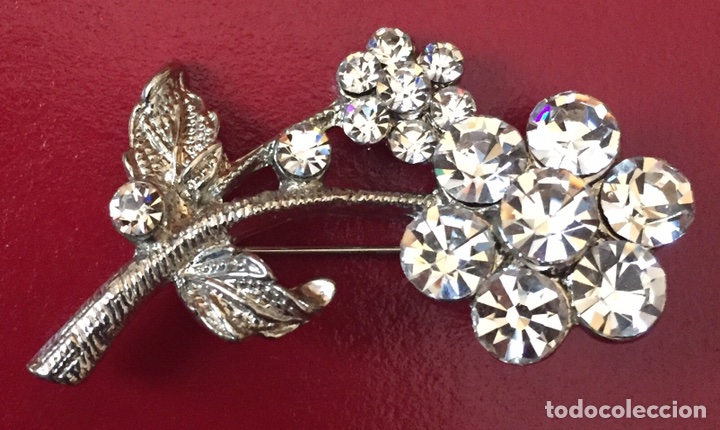Joaillerie: Bonito broche de fantas&iacute;a, en metal cromado, y pedrer&iacute;a