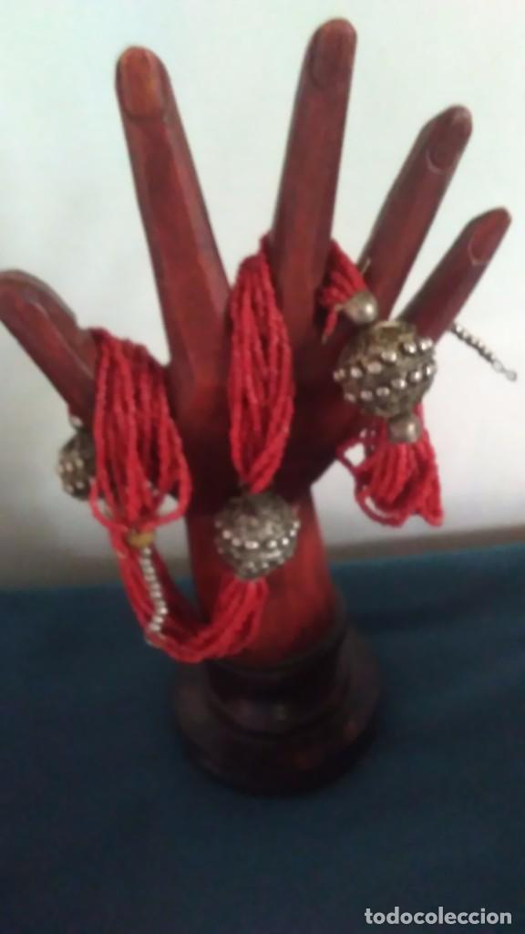 Joyeria: Collar de cuentecitas rojas simulando coral con tres bolas grandes de metal plateado