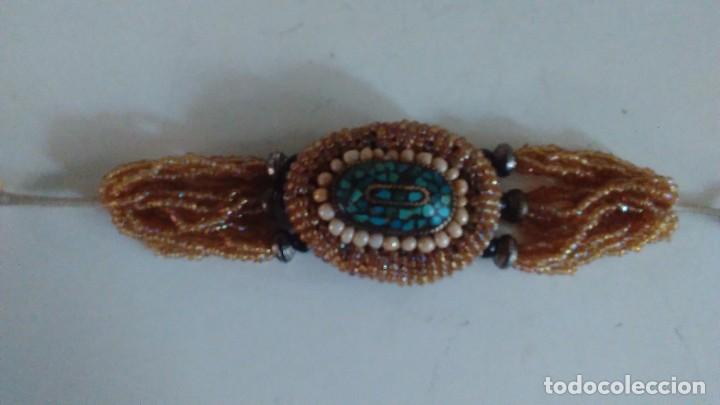 Schmuck: Pulsera &eacute;tnica de bonito dise&ntilde;o con cuentas, adornos tipo nacar y mineral con engarce en metal