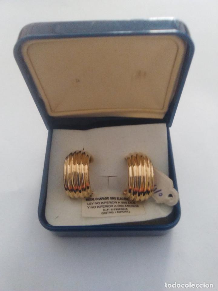 Joyeria: par de pendientes chapados en oro