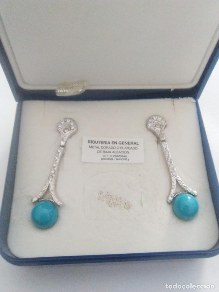 Schmuck: par de pendientes largos con bola azul