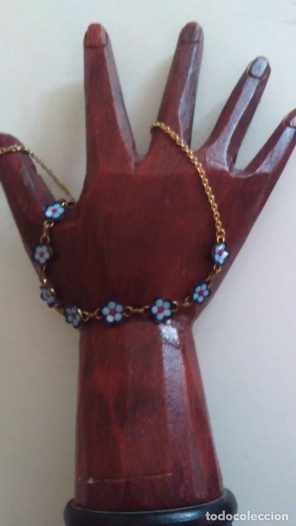 Schmuck: Collar gargantilla de metal dorado y esmalte con motivo floral