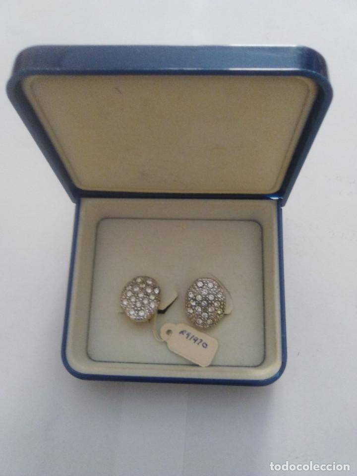 Joyeria: Par de pendientes chapados en oro con pidras blancas