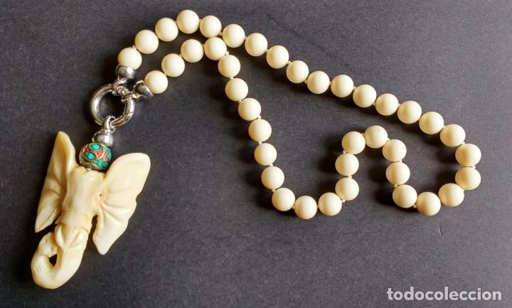 Gioielleria: Collar n&aacute;car imitando marfil.