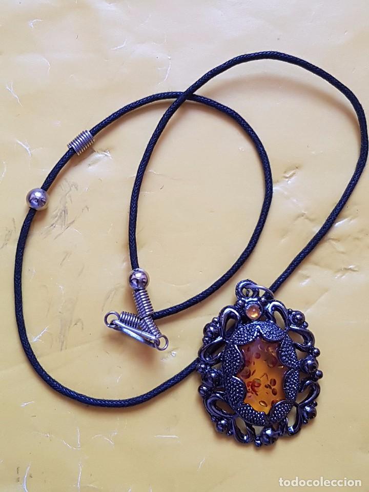 Joyeria: COLGANTE CON BONITO MEDALLON EN METAL Y CRISTAL AMBAR