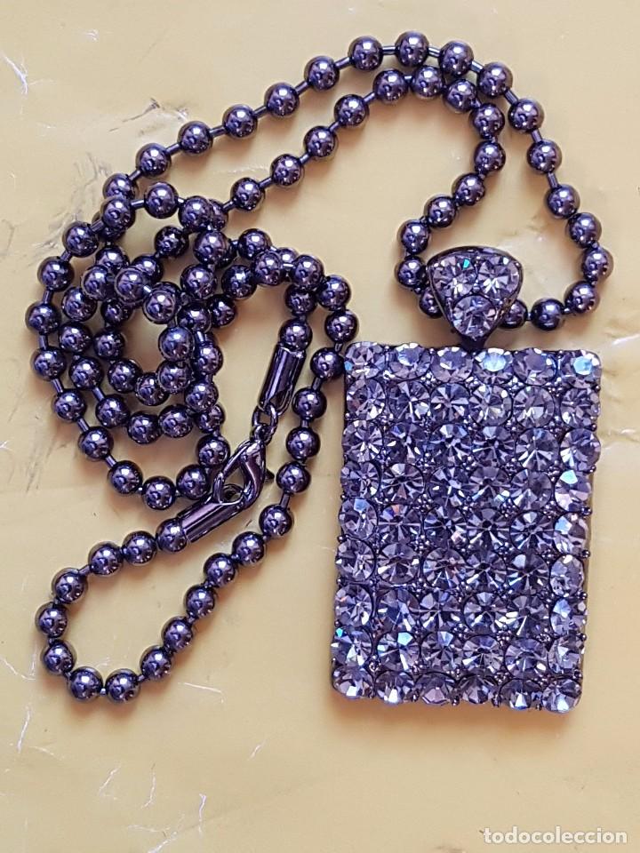 Schmuck: COLGANTE CON BONITO MEDALLON EN METAL Y CRISTAL