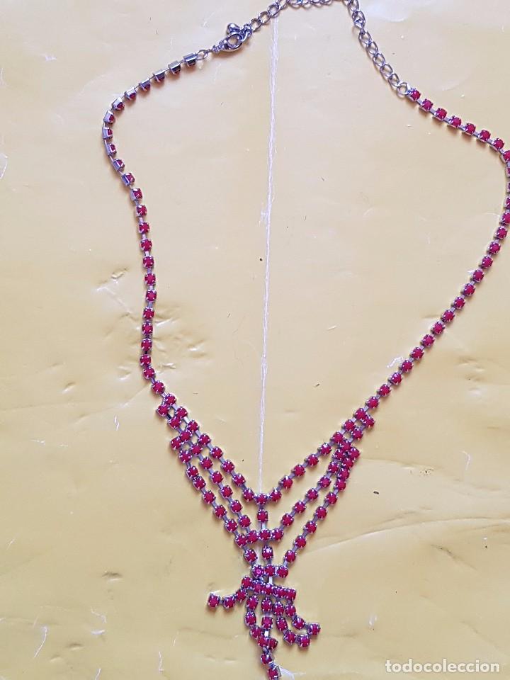 Schmuck: COLLAR EN METAL Y CRISTAL ROJO - ELEGANTE