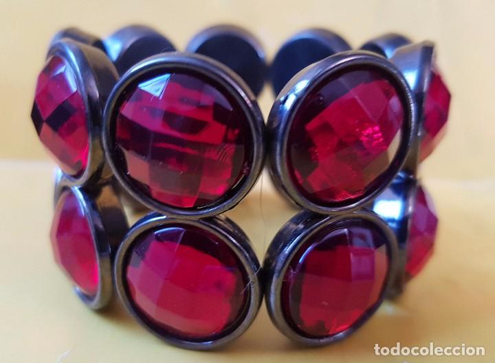 Schmuck: PULSERA EN METAL Y ADORNOS EN CRISTAL ROJO - FLEXIBLE