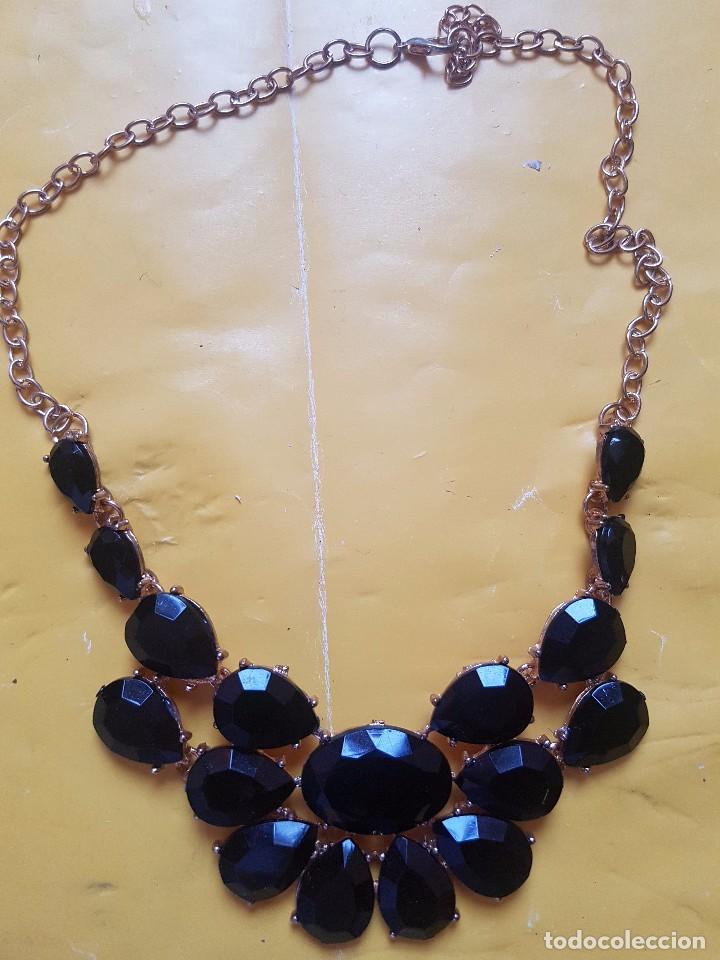 Schmuck: COLLAR DORADO CON ADORNOS EN NEGRO