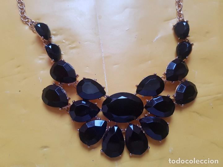Joyeria: COLLAR DORADO CON ADORNOS EN NEGRO - Foto 2