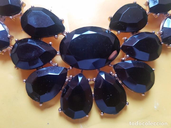 Joyeria: COLLAR DORADO CON ADORNOS EN NEGRO - Foto 3