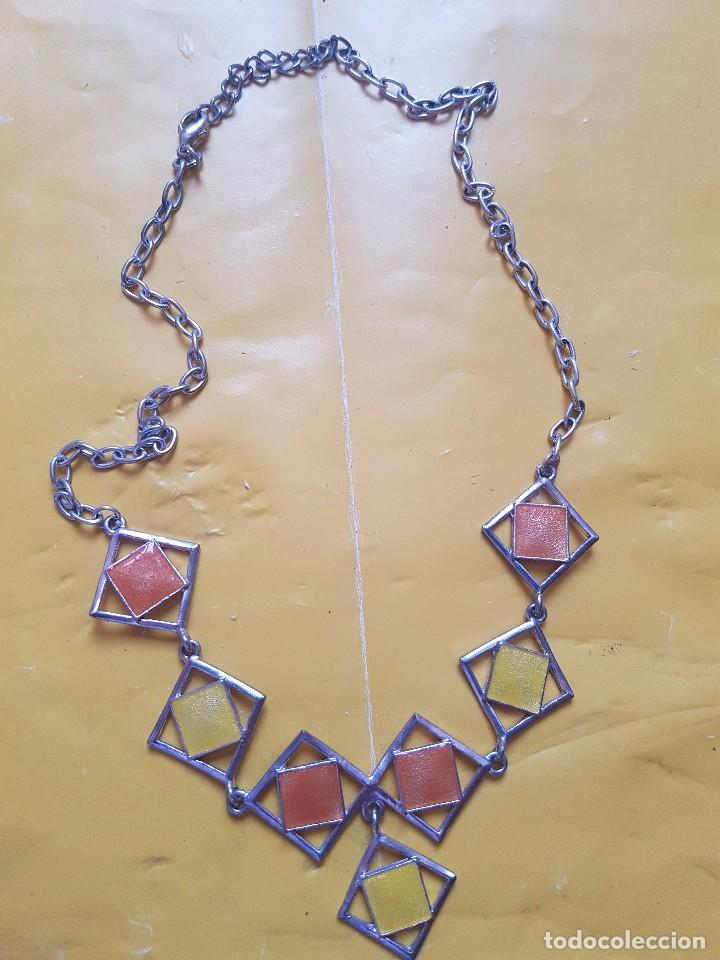 Schmuck: COLLAR METAL PLATEADO CON CUADRITOS EN COLORES