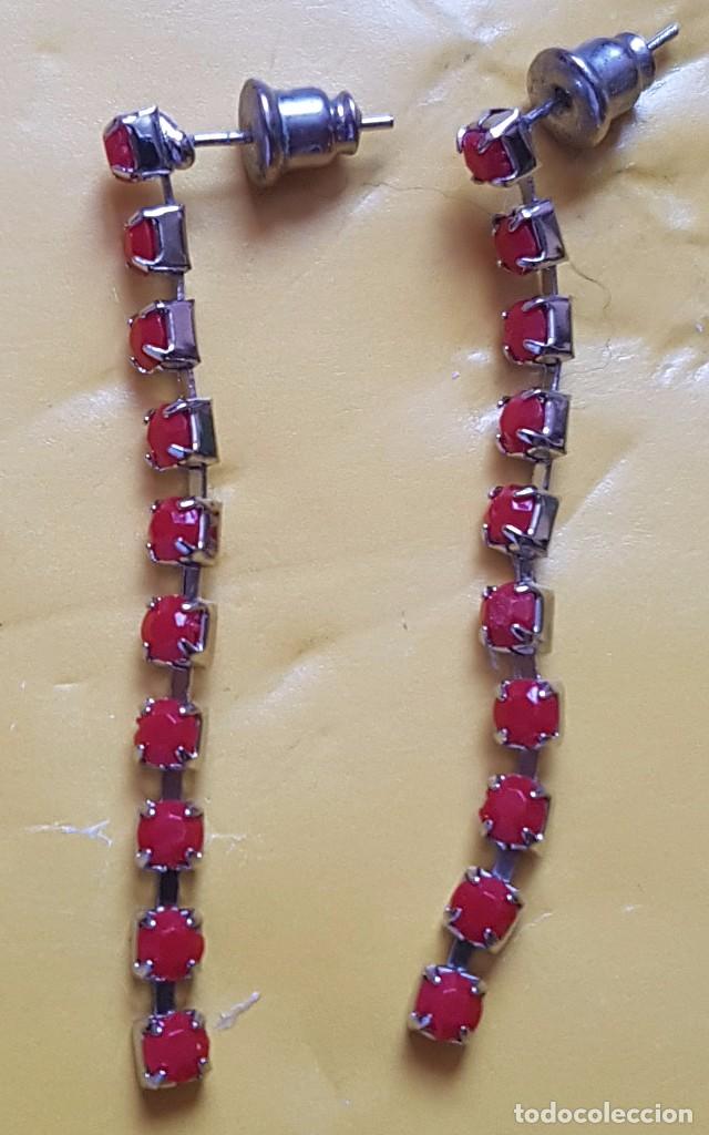 Schmuck: PENDIENTES LARGOS EN PLATEADO CON CUENTAS EN ROJO