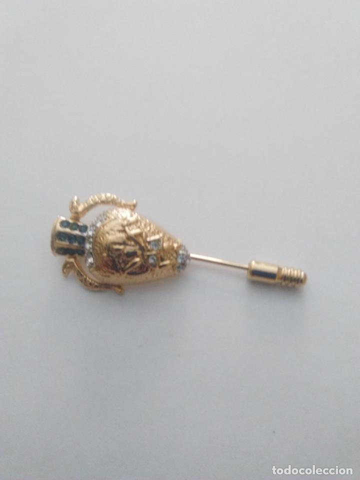 Schmuck: Broche en forma de anfora
