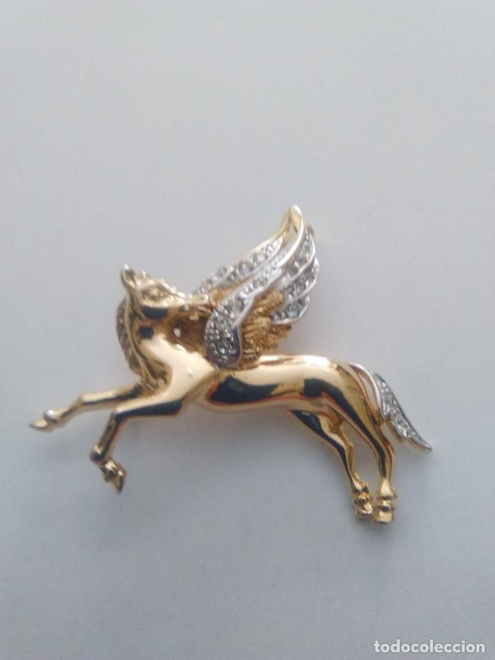 Schmuck: Broche de caballo con alas