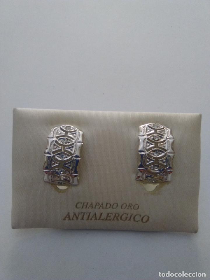 Joyeria: pendientes chapados en oro blanco con piedras