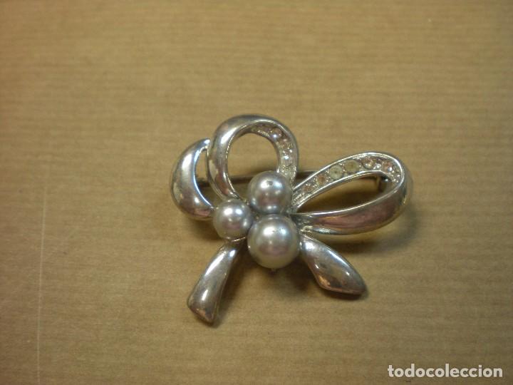 Schmuck: Broche lat&oacute;n ba&ntilde;ado y pedrer&iacute;a  4x3,5cm
