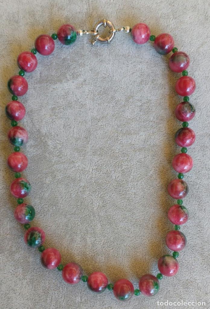 Joyeria: COLLAR DE &Aacute;GATA TE&Ntilde;IDA EN COLORES VERDE Y ROJO. - Foto 1