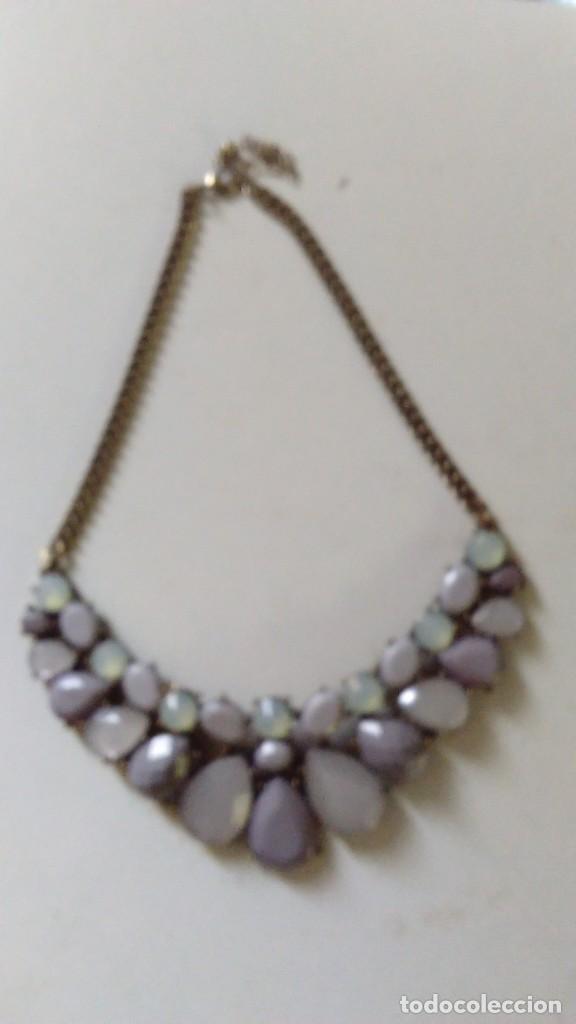 Schmuck: Collar gargantilla articulado en tres partes con adornos blancos irisados y cadena gruesa