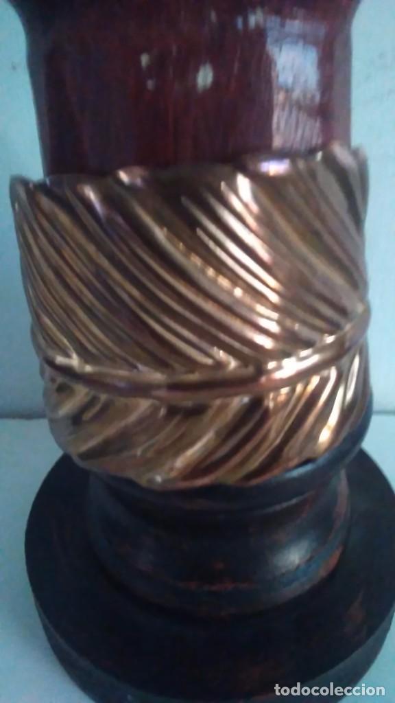 Joyeria: Brazalete de metal dorado r&iacute;gido simulando una pluma de ave o una hoja vegetal