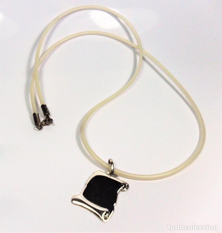 Joyeria: Colgante pergamino en plata 925,  con caucho blanco - Foto 1