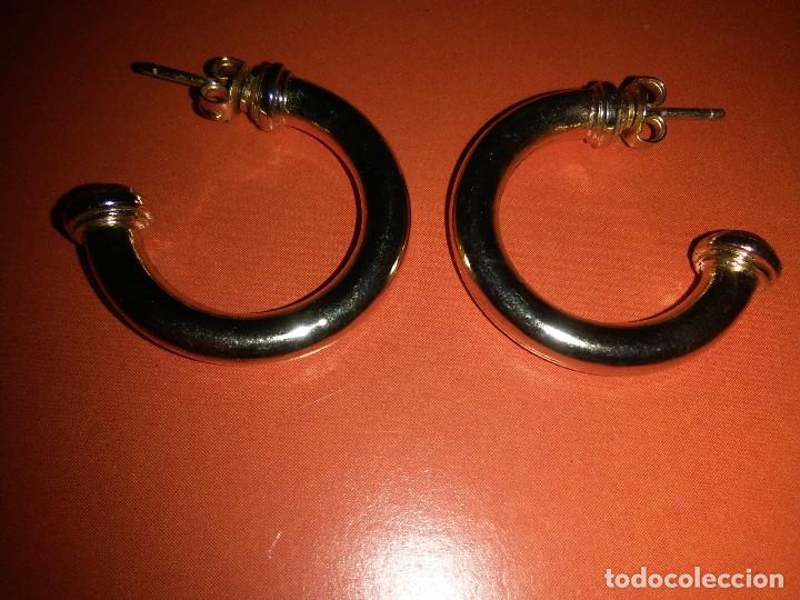 Joyeria: Pareja de pendientes dorados de pl&aacute;stico. - Foto 1