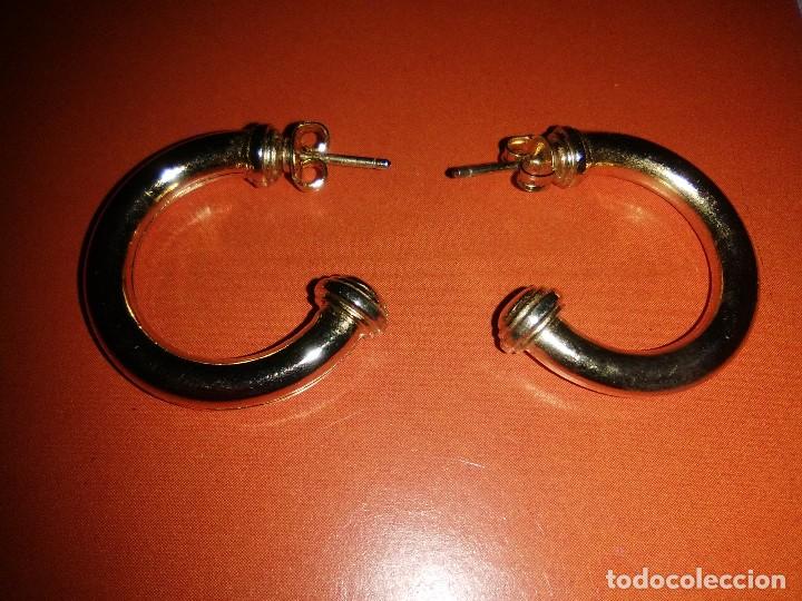 Joyeria: Pareja de pendientes dorados de pl&aacute;stico. - Foto 2