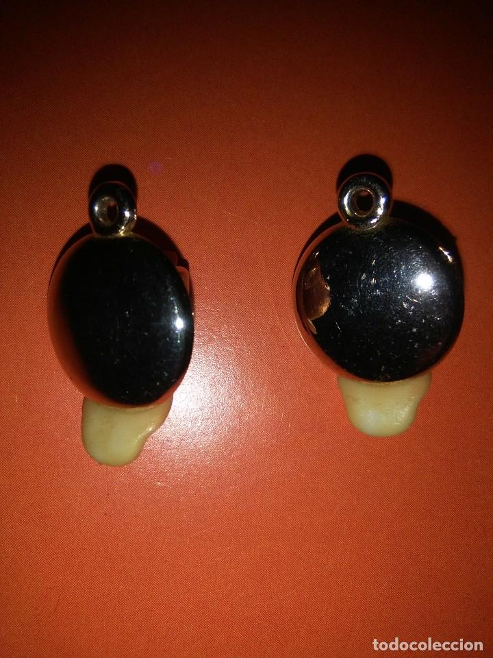 Joyeria: Pareja de pendientes de metal dorado. - Foto 1