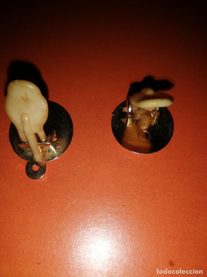 Joyeria: Pareja de pendientes de metal dorado. - Foto 2