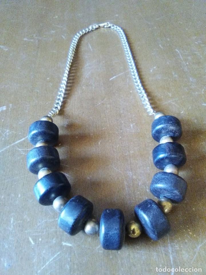 Joyeria: Collar de pl&aacute;stico duro y cadena de metal dorado. - Foto 1