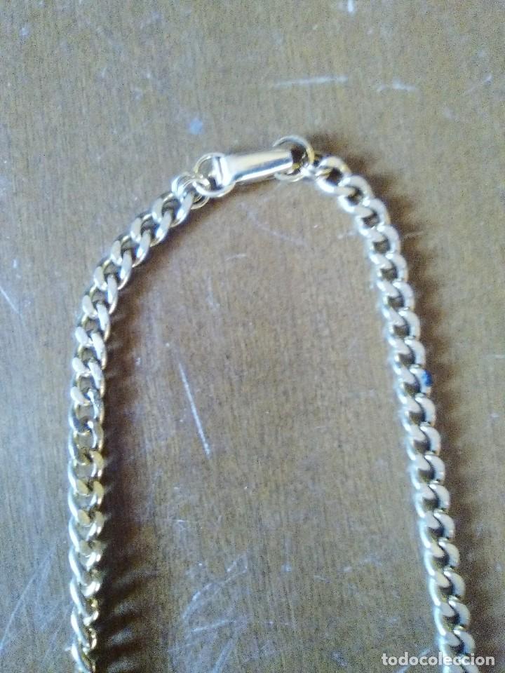Joyeria: Collar de pl&aacute;stico duro y cadena de metal dorado. - Foto 2